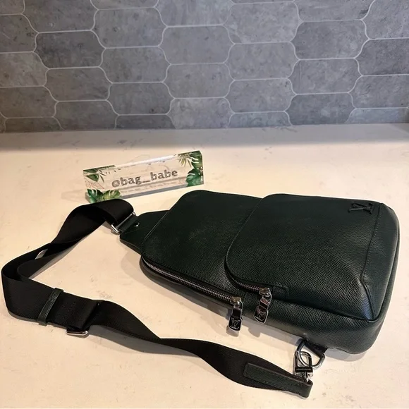 Louis Vuitton Avenue SlingBag Tiaga Leather Green - Picture 2 of 16